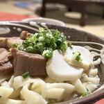 沖縄そば 次点 - 沖縄そば　両方多め　独特のちぢれ麺と美味しい出汁　ズルズルいけます　コーレグースと紅しょうがを後入れだパンチ力↑ 畳にちゃぶ台で食べるスタイルです