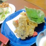 味の店 スズラン - 刺身定食：衣が自棄に分厚い天ぷら