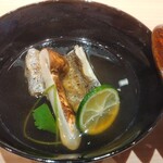 すし道 冨座 - 椀物は太刀魚と松茸の澄まし汁