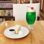 ぼちぼちカフェ - シフォンケーキと珈琲ゼリー、メロンクリームソーダ