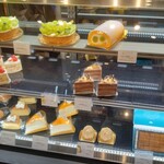 YATSUDOKI - 店奥のケーキショーケース
