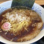 麺処 山百合 - 八王子ラーメンの三大要素である、
            ①醤油ベース
            ②スープの表面を覆うラード
            ③刻み玉ねぎ
            は満たしていますね( ˘ω˘ )