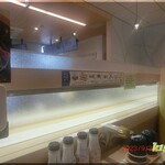 はま寿司 - 店内　ストレートレーン