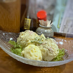 Udon & Sakaba Kaine - ポテトサラダ(495円）・・量もタップリ。家庭的な味わいですけれど、好み。