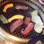 テーブルの真ん中で焼きます