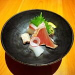 いざかや しん - お造りの内容は上中央から時計回りの順に、カンパチ、鰹たたき、水イカ、穴子炙りです(o^^o)