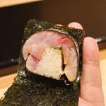 すし 良月 - 鯖寿司、外側は牛皮こぶを甘酢で締めて干したもの