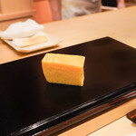 すし 良月 - ホタテのすり身で作った卵焼き