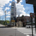 弘明寺丿貫 - 向かい。なぜか公衆トイレがある