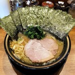 横浜家系ラーメン 三郷家 - ラーメン800円硬め濃いめ多め。海苔増し100円。