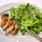 ガストロノミア ヨシ - チキン・ローストとフォークが小さく見える たっぷり葉野菜のサラダ