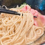 麺屋 喜楽明人 - 細麺にスープがよく絡みます