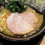 横浜家系ラーメン 三郷家 - チャーシューは大きめ。