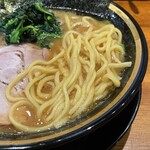 横浜家系ラーメン 三郷家 - 大橋製麺多摩の中太麺。