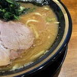 横浜家系ラーメン 三郷家 - 旨味の強いスープ。