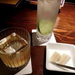 竹鶴ピュアモルト（通常価格１０００円がこの日はお試し価格５００円！）と、ジンリッキー、付き出しの小さなサンドイッチ。