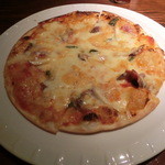 ハモンセラーノのピッツァ。１０００円。生ハムの塊からチーズを削ぎ落としてたっぷりのチーズで焼いています。生地が薄くパリッとしてて、美味しいです♪