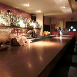 マリスコイティエラ - お酒のボトルがイッパイ、広いカウンターは、１枚板です。お店の奥に、４人かけのテーブルが２つと、１人用のテーブルが一つあります。 隣席のオジサマは、、、「ティッシュの箱とともに、去りぬ・・・」(笑)