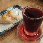 磯丸水産 - ウニ乗せブリ寿司と雷神カシス焼酎