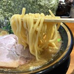 横浜家系ラーメン 三郷家 - 麺リフト。
