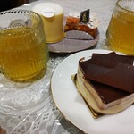 パティスリー・パリセヴェイユ - とても美味しそうなケーキ。ケーキの風味を極力損ねないように、飲み物はレモンティーで合わせました♪