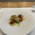 シャントレル - ❺金時草、ツルムラサキ、キノコを詰めたアカイカのソテー、バターとバジルのソース、トマト。