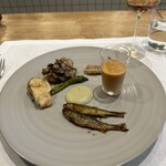 シャントレル - ❸稚鮎の甘露煮、ナスのピューレ、松竹のベニエ、舞茸のベニエ、アオリイカのゲソのベニエ、万願寺唐辛子、ガスパチョ。