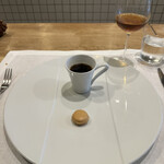 シャントレル - ❷フォアグラのマカロン、キノコのスープ。