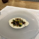 シャントレル - ❻カマスの燻製、焼きナス、キューリ、ディル、ロックフォールチーズのソース。