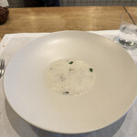 シャントレル - ❾白ワインで酒蒸ししたモンサンミッシェル産ムール貝、ジャガイモとポロネギのポタージュ仕立て。