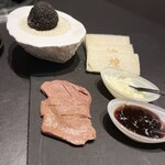 煌 焼肉 - プレミアムサンド　宮城県仙台牛のウチモモの低温調理 鹿児島熟成黒酢ソース、ポンドバター使用、トリュフをふりかけて