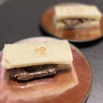 煌 焼肉 - プレミアムサンド　宮城県仙台牛のウチモモの低温調理 鹿児島熟成黒酢ソース、ポンドバター使用、トリュフをふりかけて