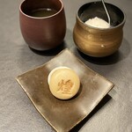 煌 焼肉 - デザート(自家クイーンルージュマスカットのミルクシャーベット 黒朝麻小豆最中)