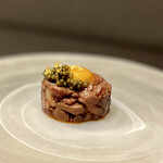 煌 焼肉 - 金の炙り牛ユッケキャビアを乗せて