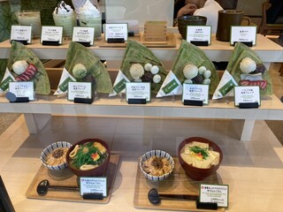 h Maccha Hausu Maccha Kan - このショーケースを見て、クレープを食べたくなりました。