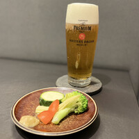 煌 焼肉 - 先付け (季節野菜の取り合わせ 自家製金山寺味噌マヨネーズで）、生ビール(マスターズドリー）ム