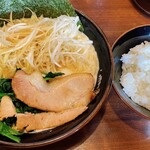 横浜家系ラーメン 吟家 - (味噌)ねぎラーメン(¥1,000),ほうれん草増(¥180),ライス(¥150)