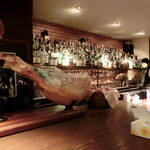 マリスコイティエラ - ハモンセラーノをよく切れるナイフでそぎ切りに、、。バーテンダーさんのカクテルを作る時のシェイク格好良いんです(^^♪　横のお席のスマホいじりまくりのオジサマのティッシュの箱が、、、目障りな私、(笑)