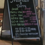 マリスコイティエラ - 店前にも黒板メニューがあります。