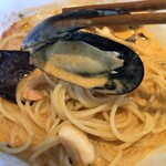 Youmenya Goemon - 地中海風カニと海老と帆立のトマトクリームスープのムール貝