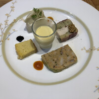 ビストリア 魚タリアン - 左下から、とうもろこしの塩ケーキ、サーモンのキャベツ巻き、鶏肉をマッシュポテトで包みハムで巻いたもの、にんじんなどのテリーヌ、とうもろこしのスープ