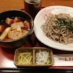 和風ライオン 安具楽 - 合鴨と葱のつけ汁蕎麦…鴨肉4枚, お揚げ, 焼葱が入って旨みたっぷりのつけ汁に歯ごたえのあるお蕎麦がよく合います♪