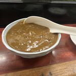 越智 - 常連さんが頼んでいるのに　聞き耳を立て、、、。　ミンチカツカレーをオーダー！　無理言って　カレーは別皿に入れてもらいました。苦笑