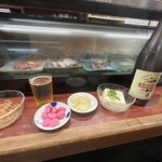 越智 - 一番搾りが400円！？　とりあえずの肴は　右から冷奴、らっきょ、ニンニクのシソ漬け、春雨の酢の物