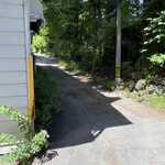 ナマステQ軽井沢 - こちらがお店裏手の砂利道…マジで狭いのでお気をつけあれ。