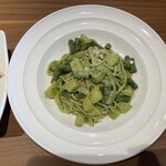 Osteria Lupo - 『ジェノベーゼソースのリングイネ単品(パン･サラダ付き)』のジェノベーゼソースのリングイネ