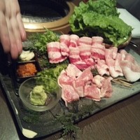 焼肉 炙屋武蔵 - 店員さんが種類を説明してくれます^^