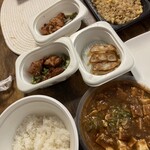 バーミヤン - 麻婆丼と炒飯に唐揚げと餃子（＾∇＾）