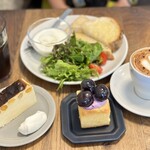 MONZ CAFE - 奥のトーストはモーニングセット