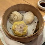 中国料理 琥珀 - 〇小籠包　エビ蒸し餃子　廣東焼売